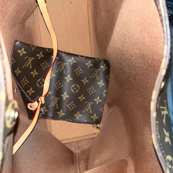 Louis Vuitton Atlantis GM Monogram Shoulder Bag - Picture 8 of 14